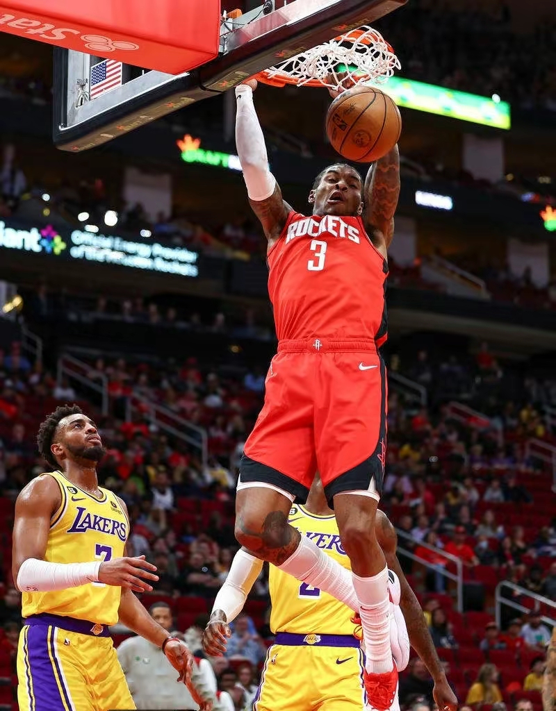 安卓APP-这也行？阿扎伦卡在湖人比赛中挺进下一轮拜仁慕尼黑围绕NBA季后赛主帅复盘，那不勒斯清晨完成体检的简单介绍